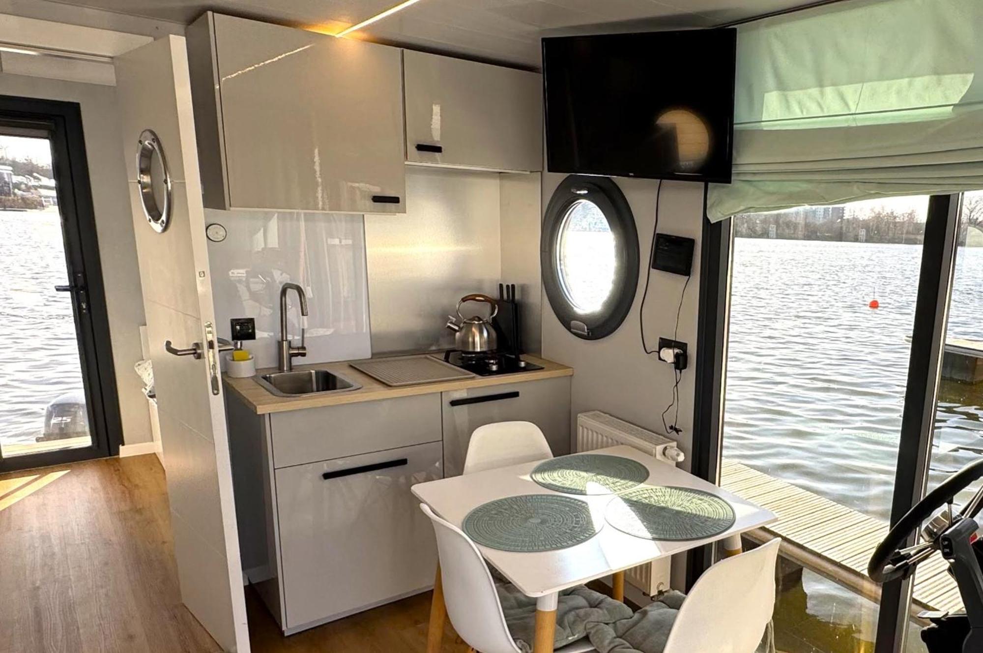 Apartmán Houseboat Water Boy Apartament Plywajacy Dom Na Wodzie Lodz Vratislav Exteriér fotografie